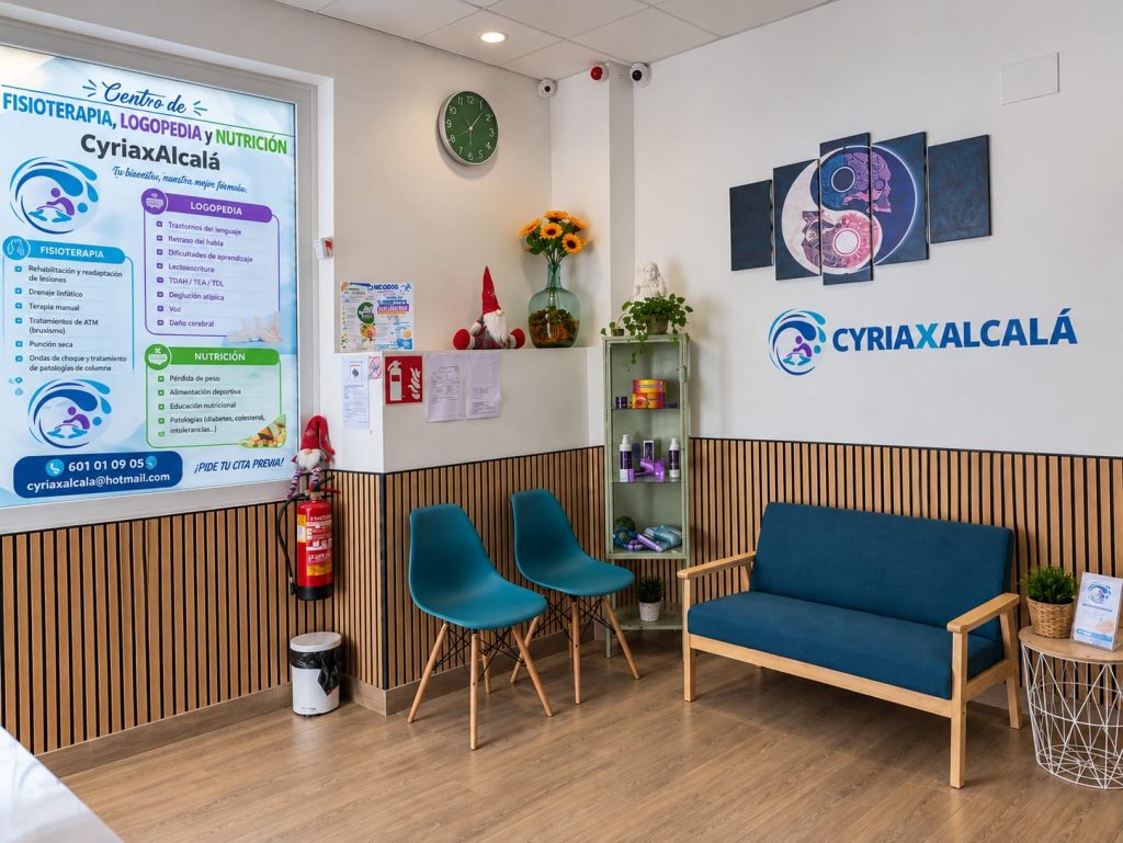 Sala de espera del centro Cyriax Alcalá en Alcalá de Henares